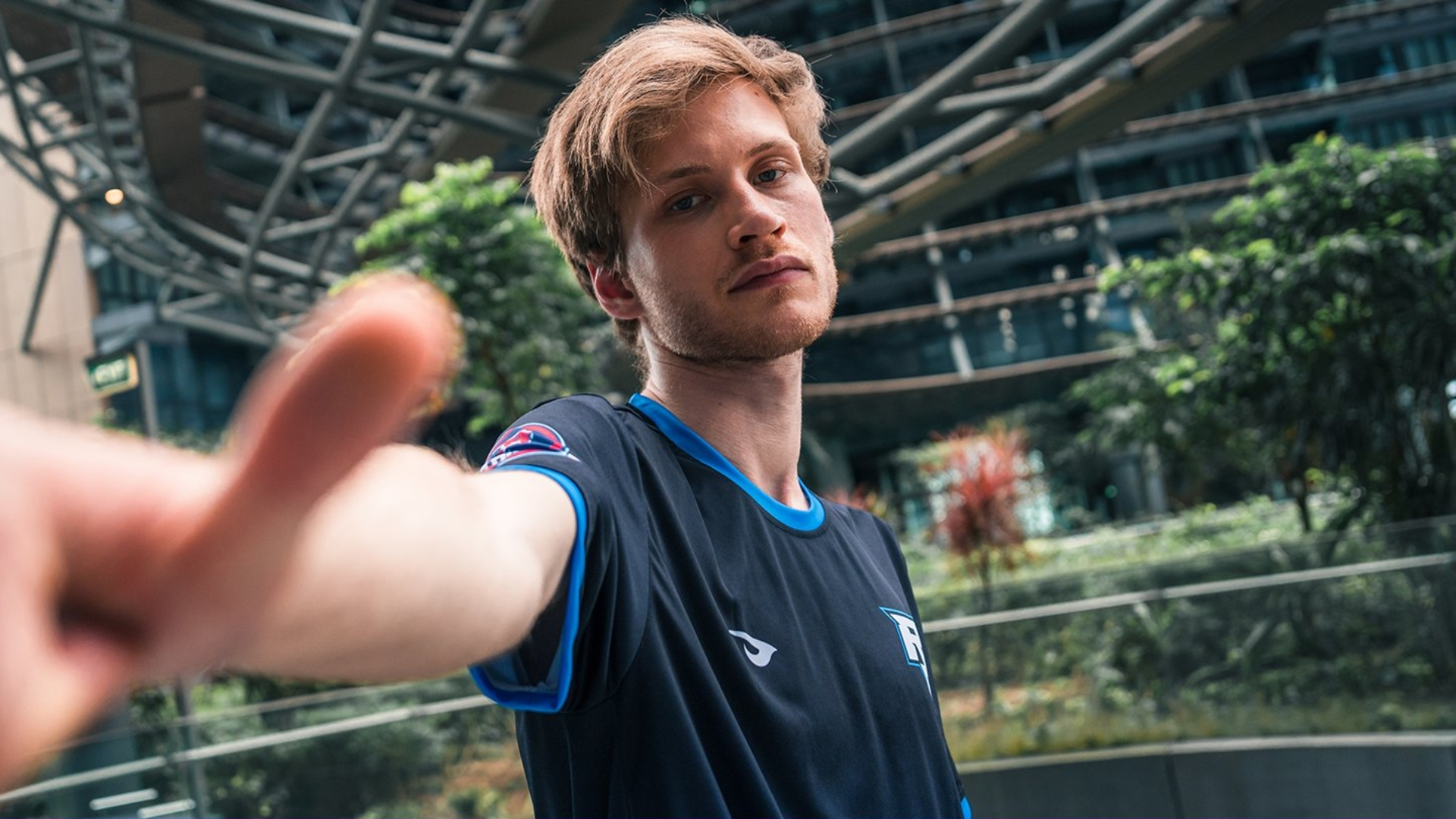 article Random, the king of the top lane in an interview